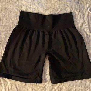 Brand: NVGTN color:black size:medium